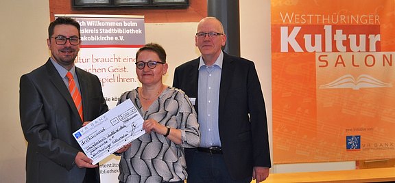 Scheckuebergabe_VR_Bank_Westthueringen_fuer_Westthueringer_Kultursalon_2019_Mike_Joedecke_Heike_Strecker_Peter_Rink_web.jpg  