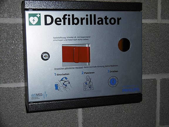 Defibrillator_Stadion_an_der_Aue_2016_004.jpg  