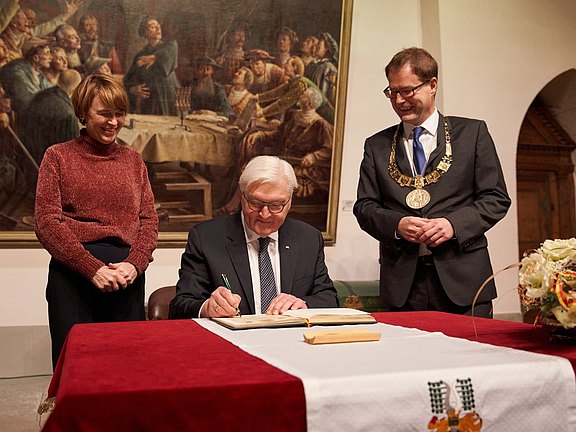 Goldenes_Buch.jpg  