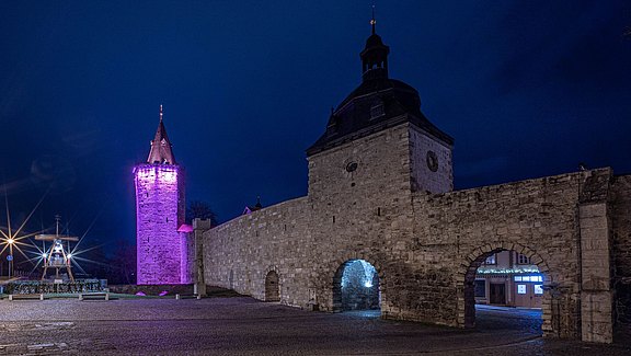 Stadtmauer_mit_Frauentor__Rabenturm_und_Pyramide_Advent_2020_Jens_Fischer__c__Stadtverwaltung.jpg
