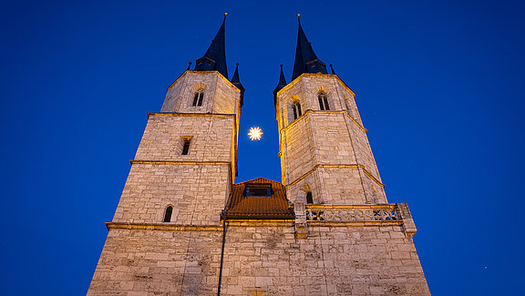 Stadtbibliothek_Jakobikirche_Herrnhuter_Stern_T._Sieland__c__Stadtverwaltung_MHL.jpg