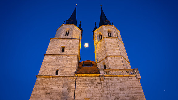 Stadtbibliothek_Jakobikirche_Herrnhuter_Stern_T._Sieland__c__Stadtverwaltung_MHL.jpg  