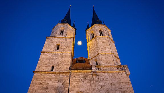 Stadtbibliothek_Jakobikirche_Herrnhuter_Stern_T._Sieland__c__Stadtverwaltung_MHL.jpg