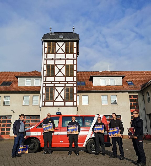 UEbergabe_Adventskalender_Feuerwehr1.jpg  