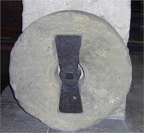 Muehlstein_der_Roten_Loewenmuehle.jpg