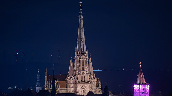Marienkirche_und_Rabenturm_beleuchtet_Advent_2020_Jens_Fischer__c__Stadtverwaltung.jpg  