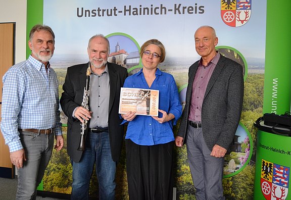Scheckuebergabe_Landkreis_Clarinet_Friends_2019_Harald_Zanker__Helmut_Eisel__Kerstin_Klaholz__Markus_Edom_Foto_Stadtverwaltung_Anke_Pfannstiel_web.jpg  