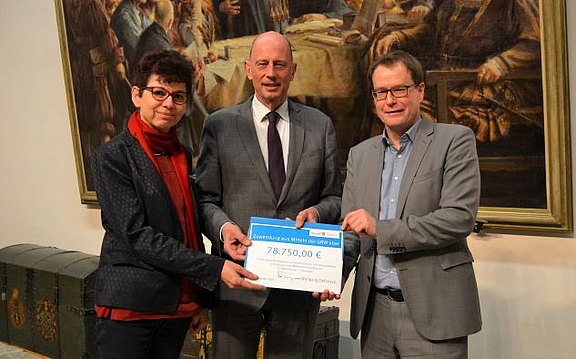 UEbergabe_Foerderbescheid_Wohnmobillstellplatz_Minister_Tiefensee_OB_Johannes_Bruns_Buergermeisterin_Beate_Sill_web.jpg  