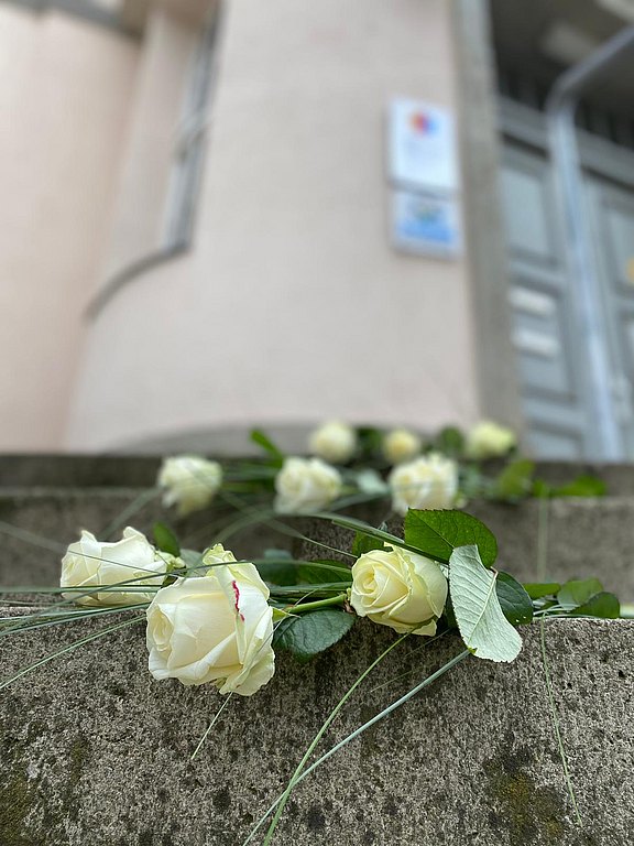 Weisse_Rosen_zum_100._Geburtstag_Sophie_Scholl_MGH_Muehlhausen.jpg