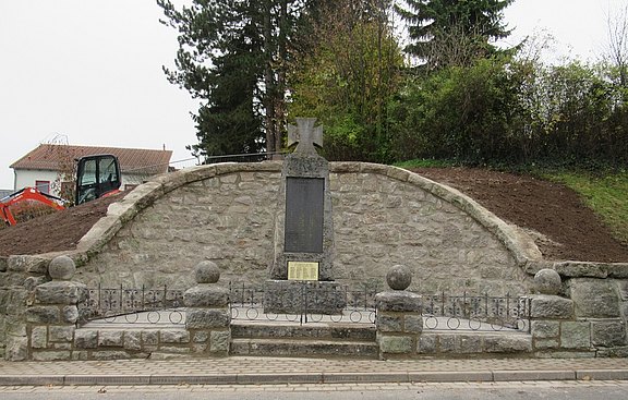 Gefallenendenkmal_Felchta_nach_Instandsetzung_Foto_Karl-Heinz_Wehenkel__c__Stadtverwaltung_web.jpg