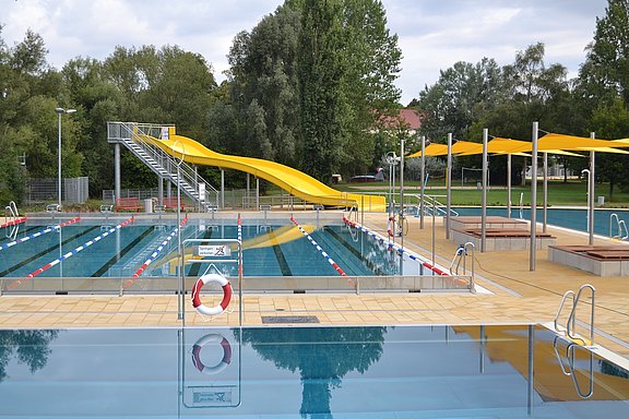 Badeplatte_mit_Rutsche_web.jpg