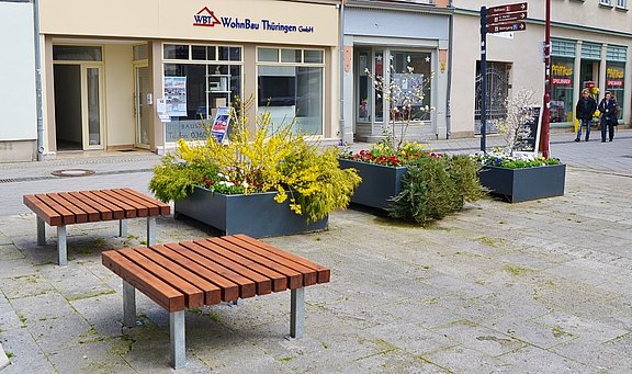 Renovierte_Baenke_am_Kornmarkt_April_2016.JPG  
