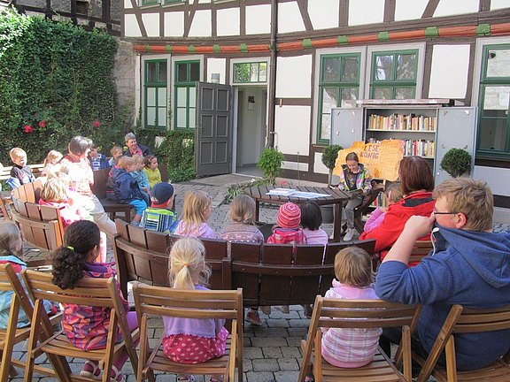 Lesen_an_besonderen_Orten_Syndikatshof_am_5.6.2014_01.jpg