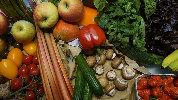 fruit-g6475912c3_1920.jpg