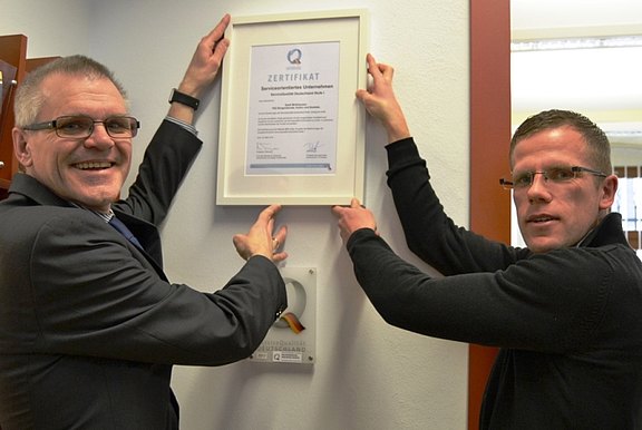 HP_Rezertifizierung_Service_Qualitaet_Deutschland_Muehlhausen_Dirk_Ellinger_und_Thomas_Raabe_200318.jpg  