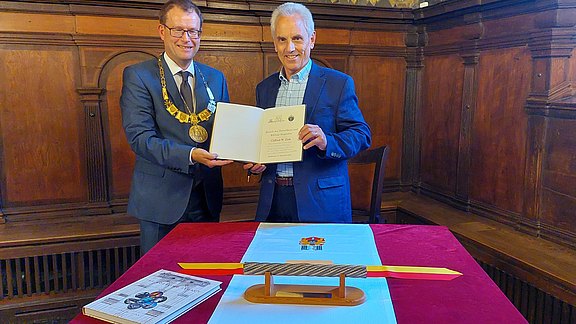 2022-09-07_Eintrag_ins_goldene_Buch_Clifford_Zink__c__Stadt_Mühlhausen.jpg