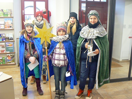 Sternsinger_in_der_Tourist_Information-web.jpg  