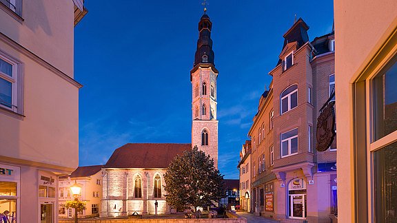 Blick auf die Allerheiligenkirche am Abend Blick auf die Allerheiligenkirche am Abend