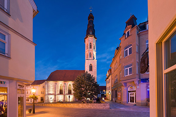 Blick auf die Allerheiligenkirche am Abend Blick auf die Allerheiligenkirche am Abend