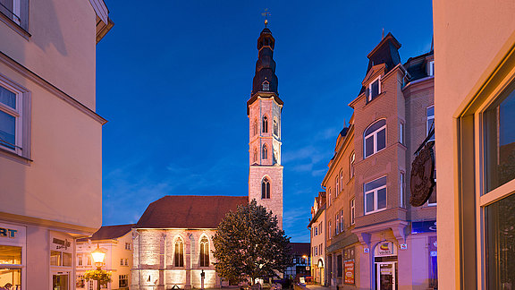 Blick auf die Allerheiligenkirche am Abend Blick auf die Allerheiligenkirche am Abend
