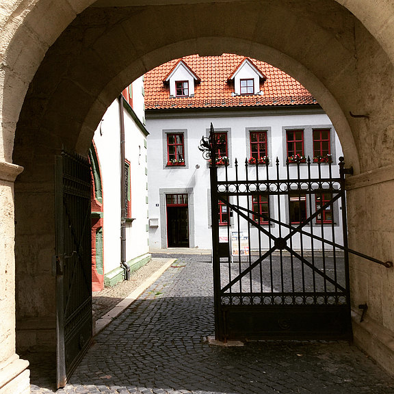_Blick_zur_Tourist_Information.JPG  