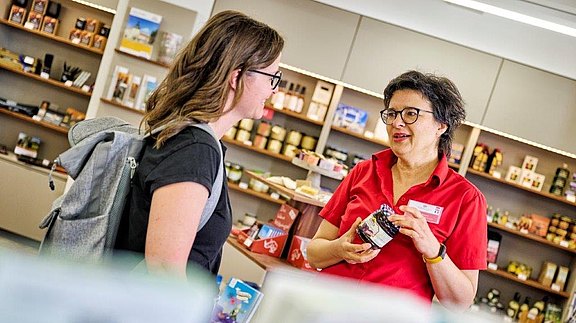 Beratungsgespräch in der Tourist Information  