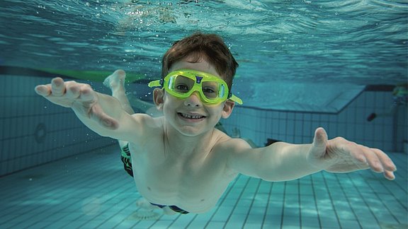 schwimmendes Kind in der Thüringentherme  